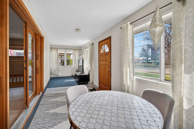 4221 Hickman Road, Des Moines, IA 50310