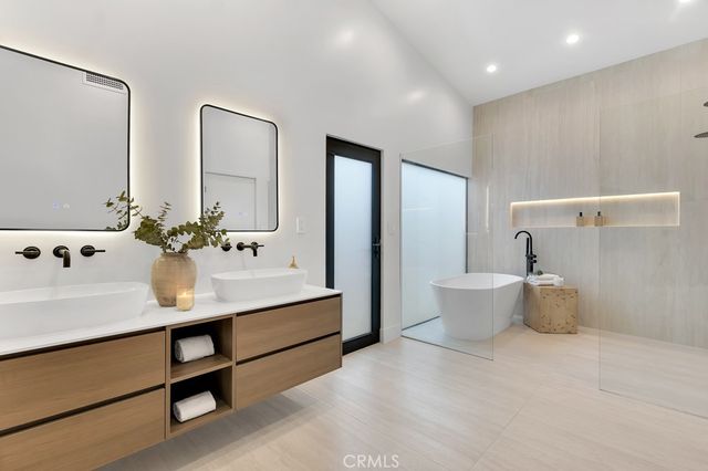 5330 Dubois Avenue, Woodland Hills, CA 91367