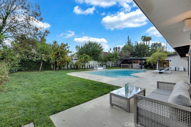5330 Dubois Avenue, Woodland Hills, CA 91367