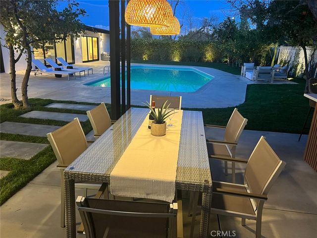 5330 Dubois Avenue, Woodland Hills, CA 91367