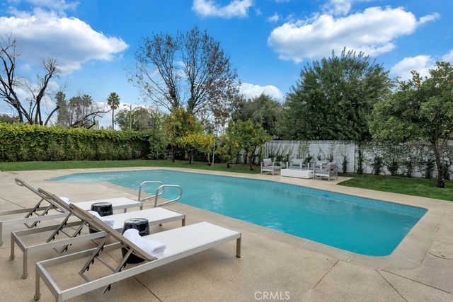 5330 Dubois Avenue, Woodland Hills, CA 91367