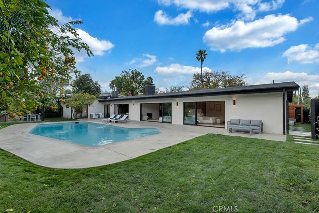 5330 Dubois Avenue, Woodland Hills, CA 91367