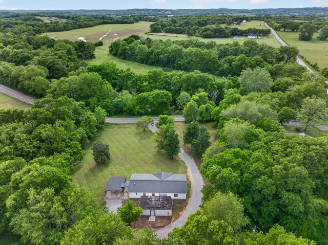 716 Canaan Rd, Columbia, TN 38401