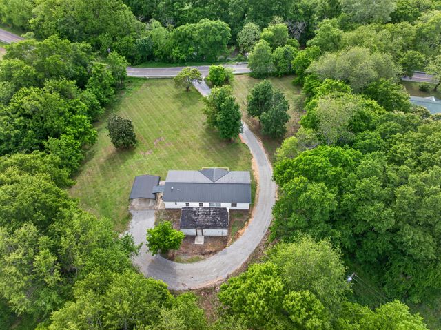716 Canaan Rd, Columbia, TN 38401