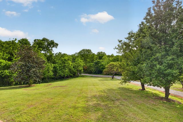 716 Canaan Rd, Columbia, TN 38401
