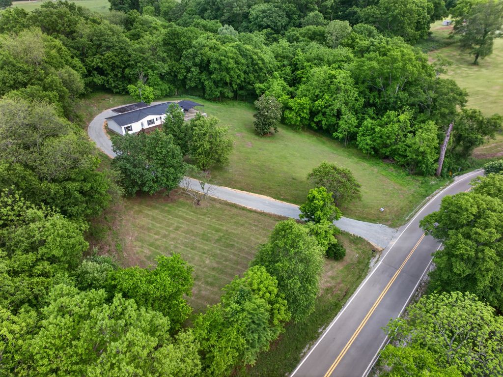 716 Canaan Rd, Columbia, TN 38401