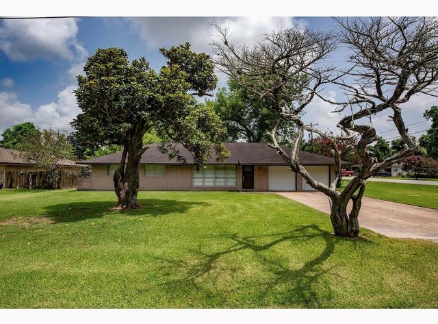 117 Lazy Lane, Lake Jackson, TX 77566