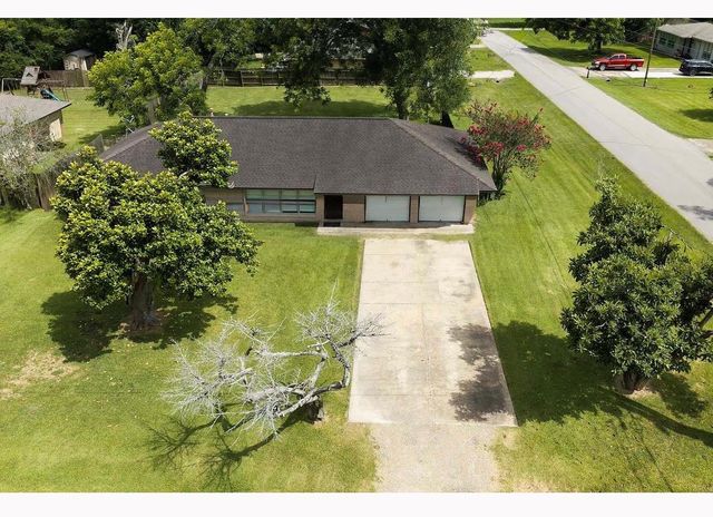 117 Lazy Lane, Lake Jackson, TX 77566