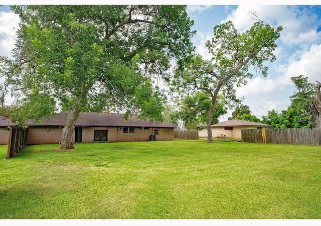 117 Lazy Lane, Lake Jackson, TX 77566