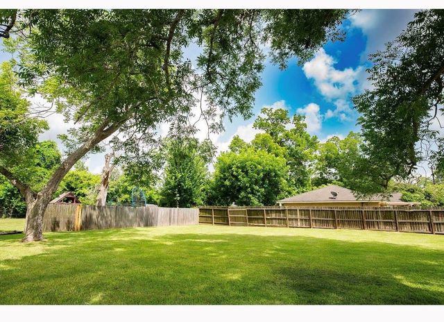 117 Lazy Lane, Lake Jackson, TX 77566