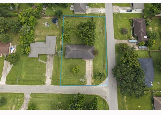117 Lazy Lane, Lake Jackson, TX 77566
