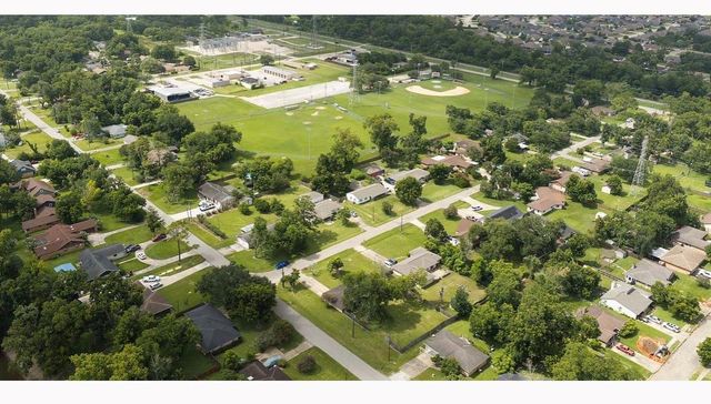 117 Lazy Lane, Lake Jackson, TX 77566