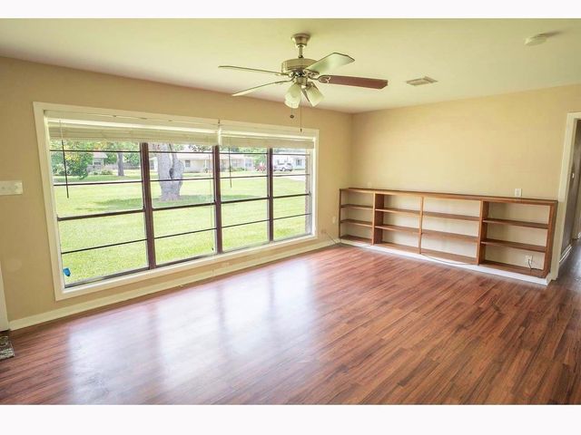 117 Lazy Lane, Lake Jackson, TX 77566