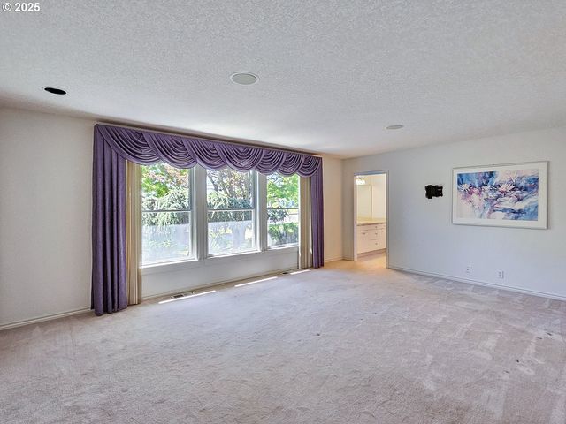 1055 TUKWILA Dr, Woodburn, OR 97071
