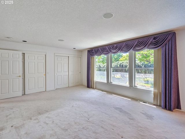 1055 TUKWILA Dr, Woodburn, OR 97071