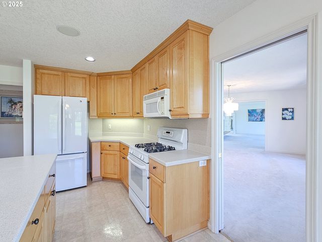 1055 TUKWILA Dr, Woodburn, OR 97071