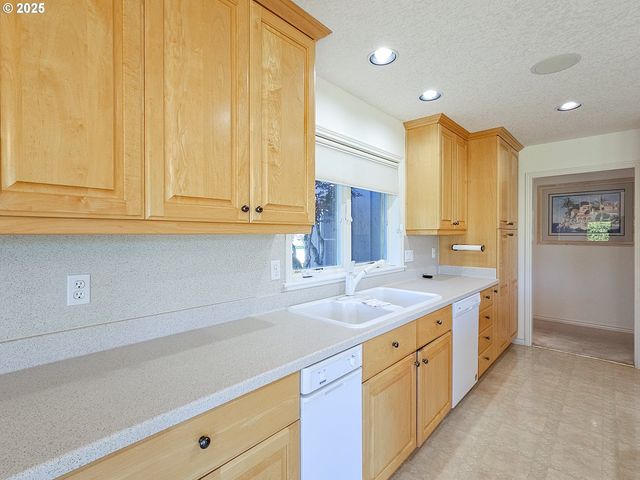 1055 TUKWILA Dr, Woodburn, OR 97071