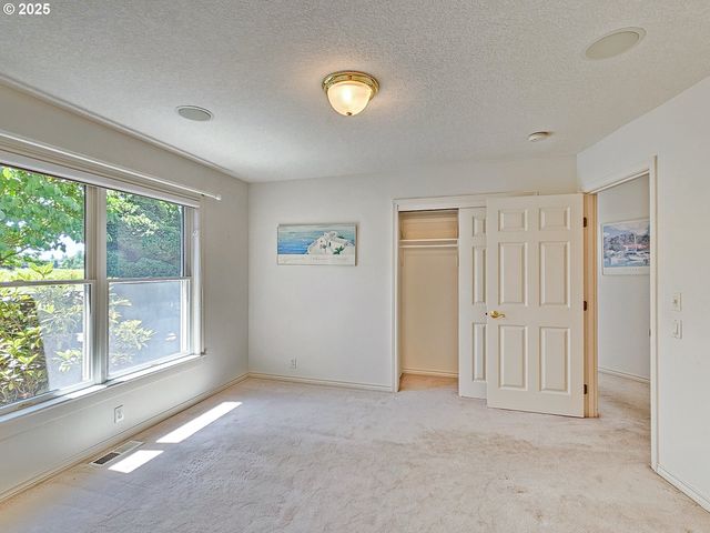 1055 TUKWILA Dr, Woodburn, OR 97071
