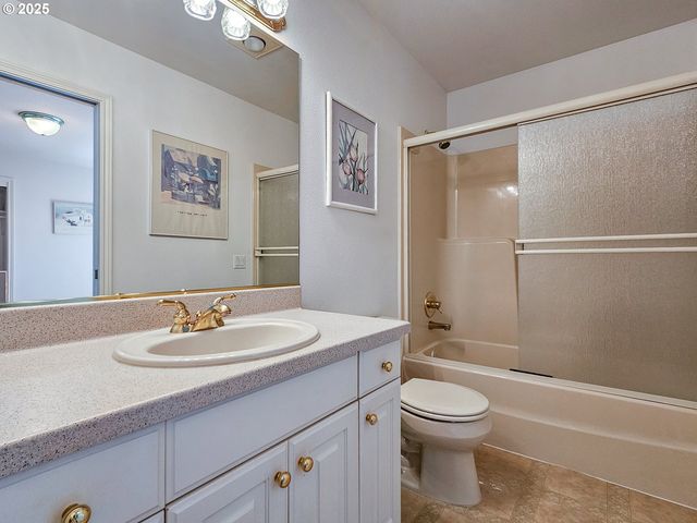 1055 TUKWILA Dr, Woodburn, OR 97071