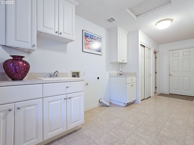 1055 TUKWILA Dr, Woodburn, OR 97071