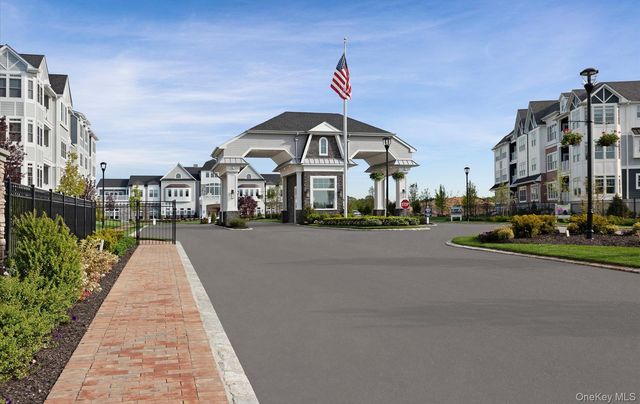 31201 Spruce Pond Circle, Plainview, NY 11803