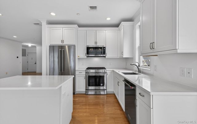 31201 Spruce Pond Circle, Plainview, NY 11803