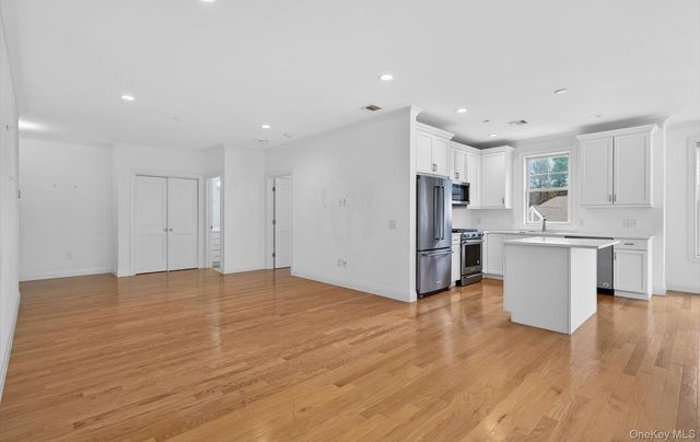 31201 Spruce Pond Circle, Plainview, NY 11803