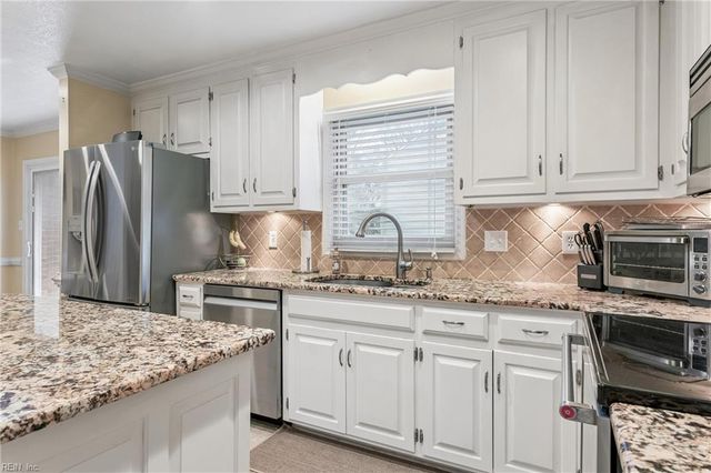 14 Valmoore DR, Poquoson, VA 23662