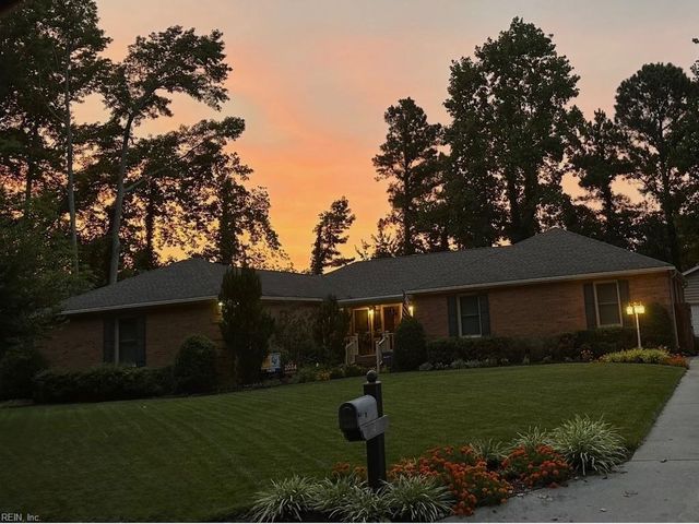 14 Valmoore DR, Poquoson, VA 23662