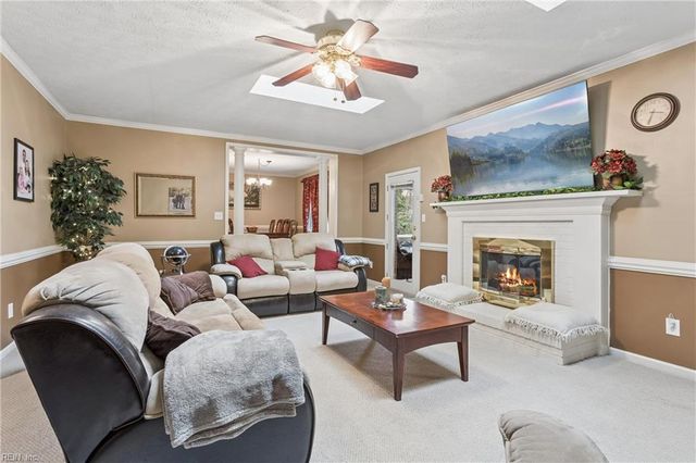 14 Valmoore DR, Poquoson, VA 23662