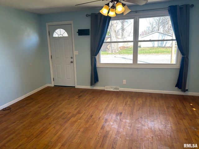 1010 E Esther Street, Taylorville, IL 62568