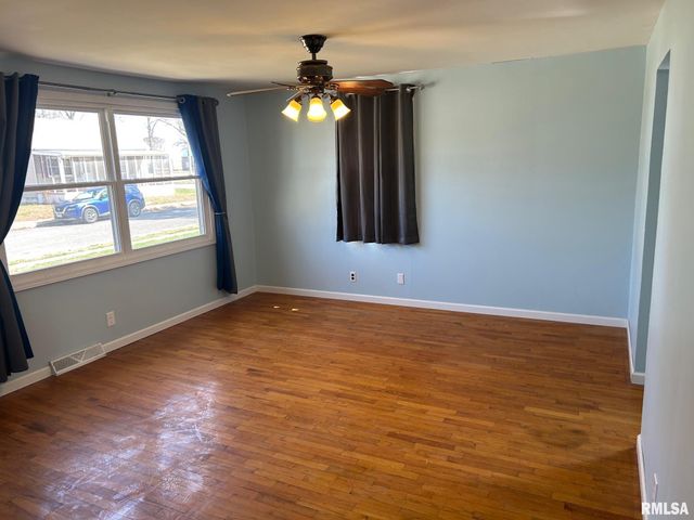 1010 E Esther Street, Taylorville, IL 62568