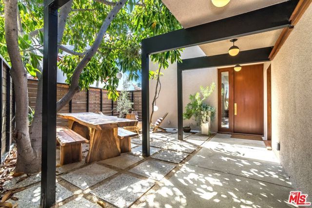 6826 Iris Circle, Los Angeles, CA 90068