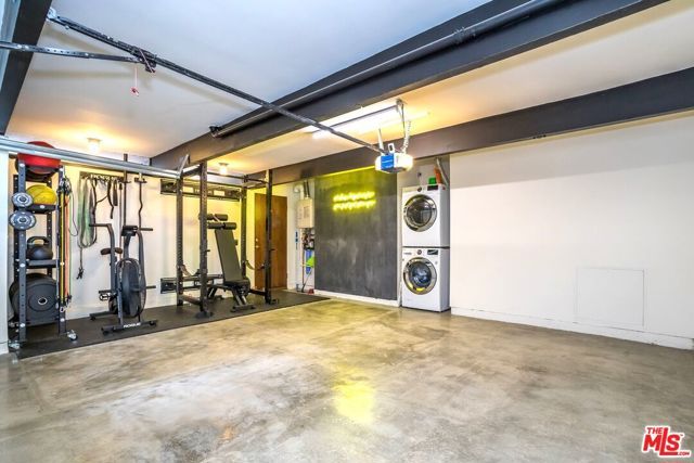 6826 Iris Circle, Los Angeles, CA 90068