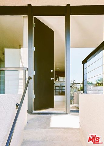 6826 Iris Circle, Los Angeles, CA 90068