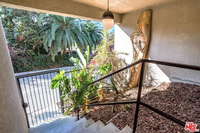 6826 Iris Circle, Los Angeles, CA 90068