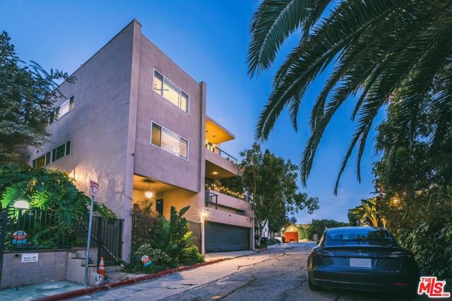6826 Iris Circle, Los Angeles, CA 90068