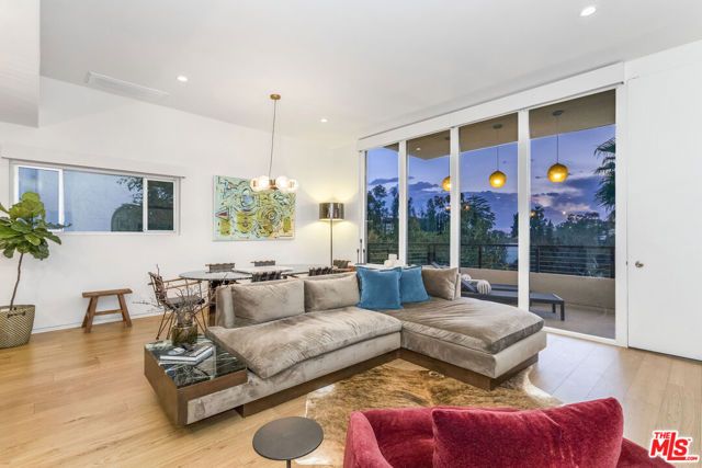 6826 Iris Circle, Los Angeles, CA 90068