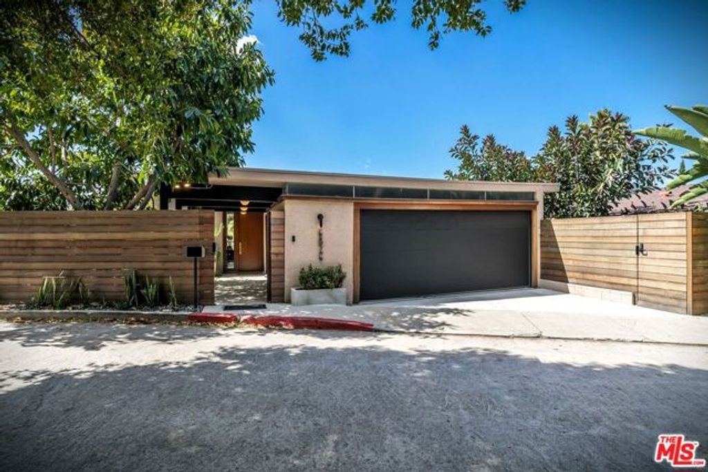 6826 Iris Circle, Los Angeles, CA 90068
