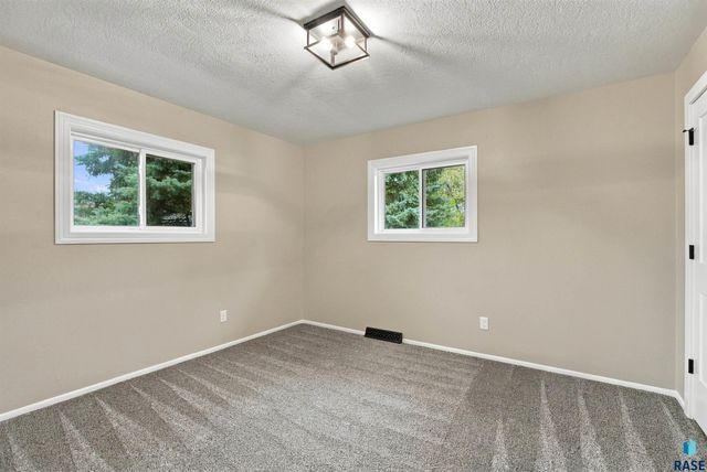 3301 S Terry Ave Avenue, Sioux Falls, SD 57106