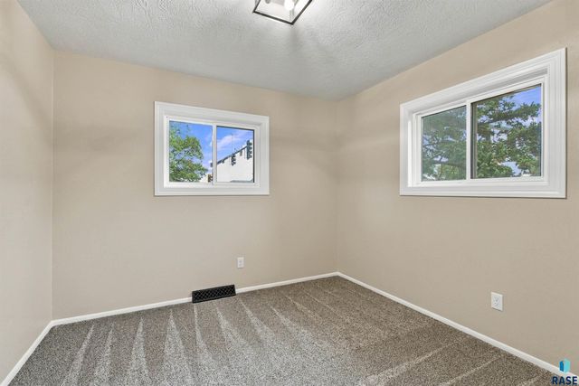3301 S Terry Ave Avenue, Sioux Falls, SD 57106