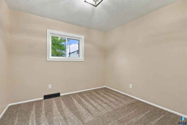 3301 S Terry Ave Avenue, Sioux Falls, SD 57106