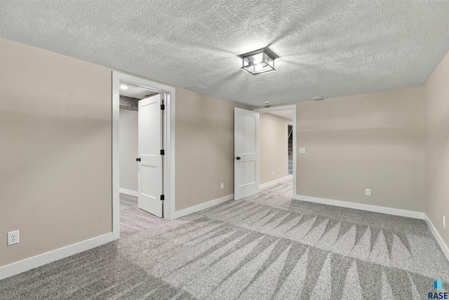 3301 S Terry Ave Avenue, Sioux Falls, SD 57106