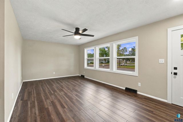 3301 S Terry Ave Avenue, Sioux Falls, SD 57106