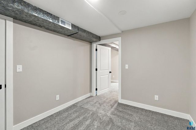 3301 S Terry Ave Avenue, Sioux Falls, SD 57106