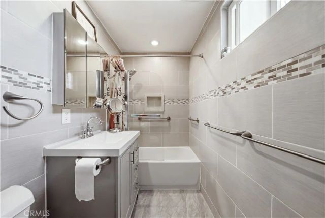 4139 Normal, Los Angeles, CA 90029