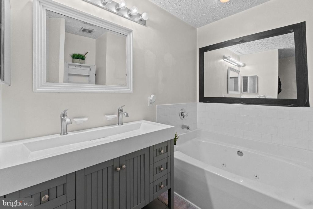 Image 14 of property listing at 10-A IRONSTONE CT, Annapolis, MD 21403