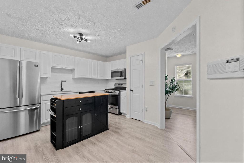 Image 8 of property listing at 10-A IRONSTONE CT, Annapolis, MD 21403