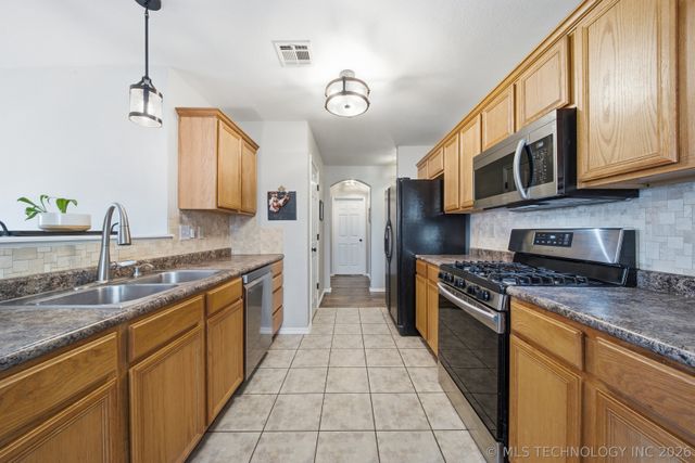 20301 E 44th Street S, Broken Arrow, OK 74014