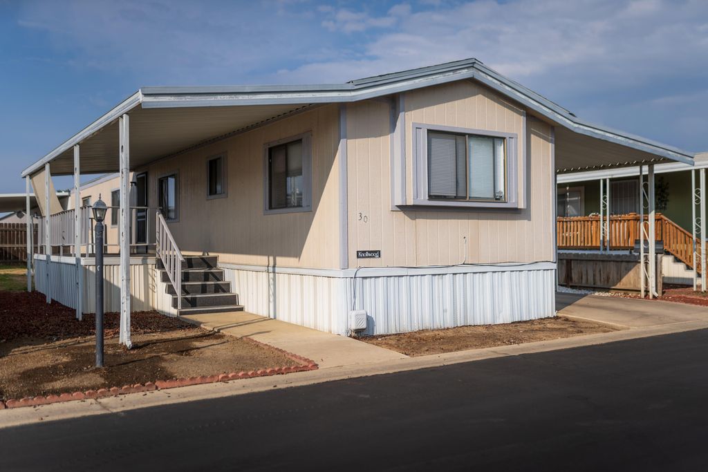 900 E Rankin Road 30, Tulare, CA 93274